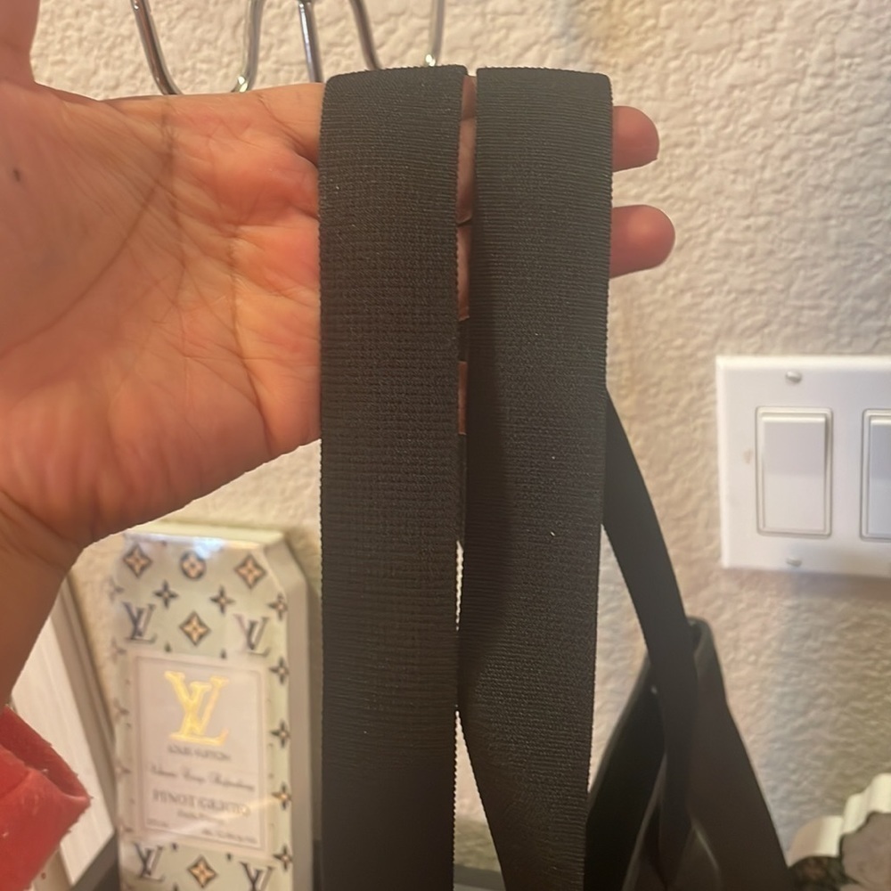 August Gucci Tote zipper closure - Picture 11 of 16